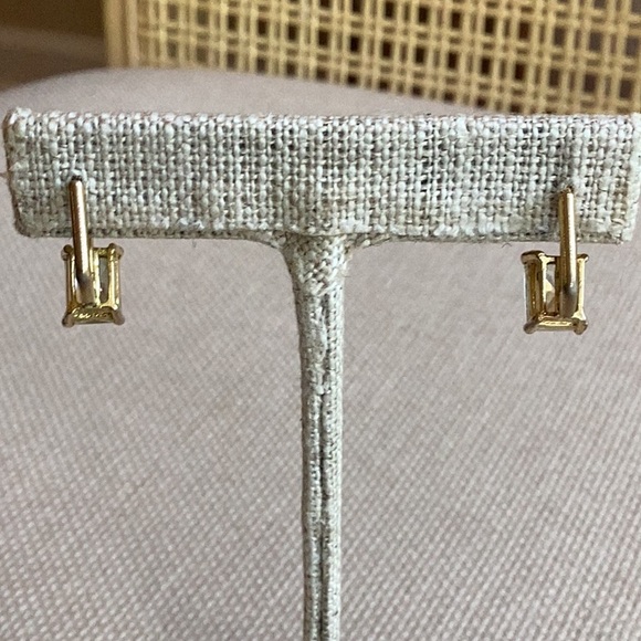 Emerald cut crystal pierced earrings with goldtone trim out. 1 carat - Picture 2 of 3